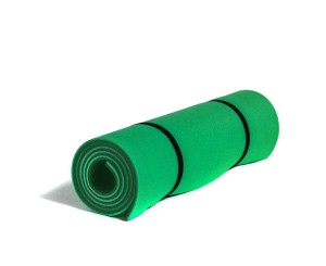 Гимнастический коврик зелёного цвета размерами 180 х 60 см. Он удобно сворачивается в рулон, что позволяет компактно хранить его и легко брать с собой на природу, его вес всего 300 грамм. В комплекте также поставляются 2 резинки для удерживания коврика в 