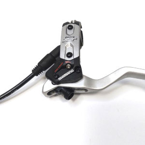 Тормоз дисковый KM 775R XMA170/510091
Это задний гидравлический тормоз профессионального уровня.
Данный тормоз устанавливают на спортивные горные велосипеды.
В комплектацию входят:
тормозная ручка,
прокаченная и закреплённая гидролиния длинной 1700 мм,