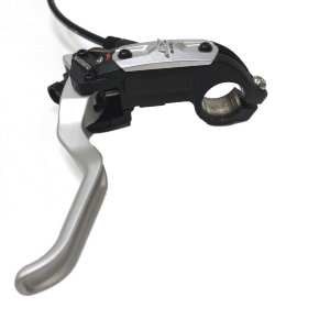 Тормоз дисковый KM 775R XMA170/510091
Это задний гидравлический тормоз профессионального уровня.
Данный тормоз устанавливают на спортивные горные велосипеды.
В комплектацию входят:
тормозная ручка,
прокаченная и закреплённая гидролиния длинной 1700 мм,