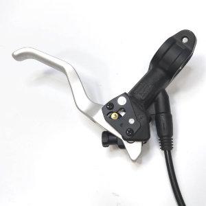 Тормоз дисковый KM 775R XMA170/510091
Это задний гидравлический тормоз профессионального уровня.
Данный тормоз устанавливают на спортивные горные велосипеды.
В комплектацию входят:
тормозная ручка,
прокаченная и закреплённая гидролиния длинной 1700 мм,