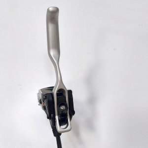 Тормоз дисковый KM 775R XMA170/510091
Это задний гидравлический тормоз профессионального уровня.
Данный тормоз устанавливают на спортивные горные велосипеды.
В комплектацию входят:
тормозная ручка,
прокаченная и закреплённая гидролиния длинной 1700 мм,