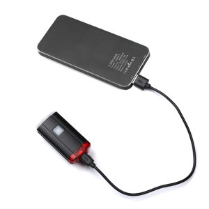 Универсальный фонарик STG FL-1612 можно закрепить как на руле, так и на велосипедном шлеме. Для этого в комплекте имеются специальные силиконовые ремешки. Фонарь работает в трёх режимах, освещая пространство перед вами и сзади.