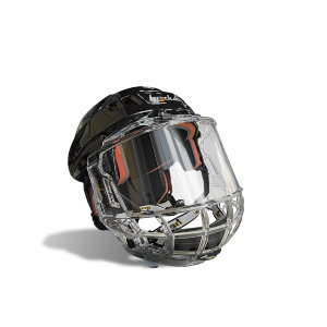 Легкий хоккейный шлем имеет комфортную посадку и эффективно защищает голову полевого игрока. Прочный корпус шлема состоит из двух частей и выполнен из ударопрочного пластика. Внутренняя отделка изготовлена из вспененного материала двойной плотности. Гибки