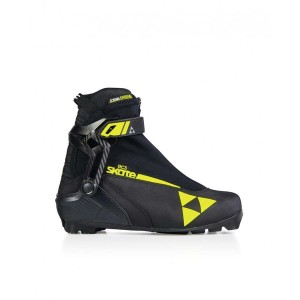 Ботинки NNN Fischer RC3 SKATE S15621. 
Лыжные ботинки для конькового хода для любителей спортивного катания. 
Удобная колодка и пластиковая манжета для лучшей поддержки голеностопа. Ботинки легко надеть благодаря широкому раскрытию. 
Дышащая мембрана Trip