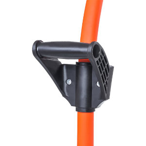 «Ратник» — полноценная лопата — скрепер, не имеющая аналогов на мировом рынке. Ей одинаково удобно работать, и как лопатой, и как скрепером. Одинаково удобно сгребать и откидывать снег. Почему? Причин несколько.
Первая — это уникальная т-образная ручка.