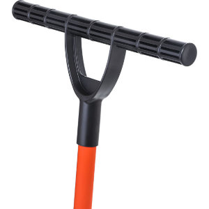 «Ратник» — полноценная лопата — скрепер, не имеющая аналогов на мировом рынке. Ей одинаково удобно работать, и как лопатой, и как скрепером. Одинаково удобно сгребать и откидывать снег. Почему? Причин несколько.
Первая — это уникальная т-образная ручка.