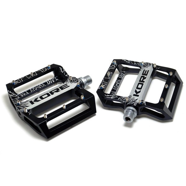 Педали KORE TORSION SX V2, экструд. алюминиевые AL-6061-T6,осьCr-Mo, фрез., пром. подшипники, 40 смен.шипов 6 мм, черные, 426 гр Педали вело KORE TORSION SX V2,экструд.ал.AL-6061-T6,ось Cr-Mo,фрез.,пр.подш.,40смен.шип 6мм,черн