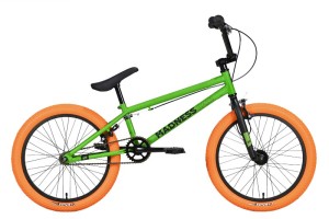 Велосипед Stark'23 Madness BMX 1 зеленый/черный/оранжевый HQ-0013630.
Экстремальный велосипед BMX без переключения передач. 
Технические особенности: стальная рама Hi-Ten 13A, жесткая стальная вилка Stark Rigid, двойные алюминиевые обода YXR M-25, надежны