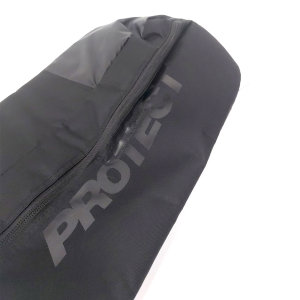 Чехол для лыж PROTECT – это современный чехол для лыж, который значительно облегчает транспортировку спортивного инвентаря, а также оптимизирует его хранение.
Сумка для лыж изготовлена из непромокаемого нейлона 600 WR PVC, при этом торцевая часть чехла им