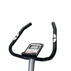 Электромагнитная система нагрузки регулируется электронным способом с консоли.
Вес маховика — 5 кг(инерционный вес 7 кг), расположен под сиденьем. Гарантирует плавность хода при занятии.
Для хорошей устойчивости на неровном полу предусмотрены компен