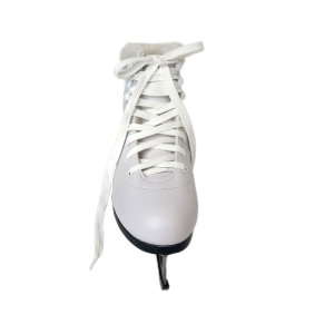 Классические коньки для фигурного катания, произведённые российской фабрикой спортивного инвентаря. Используется адаптированная российская колодка. Мягкий меховой подклад по всему периметру верха сапожка подвёрнут на 1 см, благодаря чему достигается непре