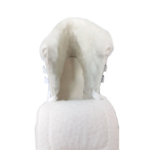 Классические коньки для фигурного катания, произведённые российской фабрикой спортивного инвентаря. Используется адаптированная российская колодка. Мягкий меховой подклад по всему периметру верха сапожка подвёрнут на 1 см, благодаря чему достигается непре