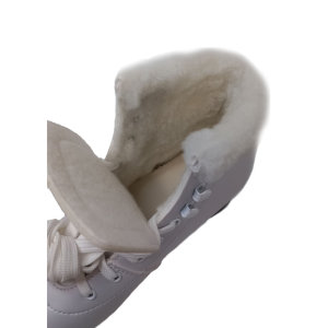 Классические коньки для фигурного катания, произведённые российской фабрикой спортивного инвентаря. Используется адаптированная российская колодка. Мягкий меховой подклад по всему периметру верха сапожка подвёрнут на 1 см, благодаря чему достигается непре