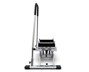 Горнолыжный тренажер DFC SkiTrener T1002.
Горнолыжный тренажер DFC SK-T1002 - это удобный и практичный спортивный инвентарь, предназначенный для занятий в домашних условиях.
Пользователь, удерживается за поручень, раскачивается в стороны, не отрывая ног о