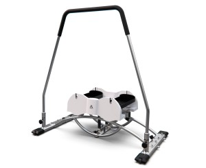 Горнолыжный тренажер DFC SkiTrener T1002.
Горнолыжный тренажер DFC SK-T1002 - это удобный и практичный спортивный инвентарь, предназначенный для занятий в домашних условиях.
Пользователь, удерживается за поручень, раскачивается в стороны, не отрывая ног о