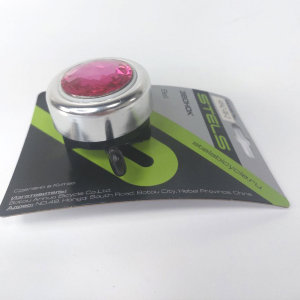 Звонок 45AZ-06-2
Это звонок для велосипеда, самоката и др.
Верх выполнен из алюминия
Основа и декоративный элемент из пластика
Фиксируется на руле
Цвет: металлический/фиолетовый/черный
Фирма: Stels
Модель: 45AZ-06-2
Механизм: классический (нажимной-поворо