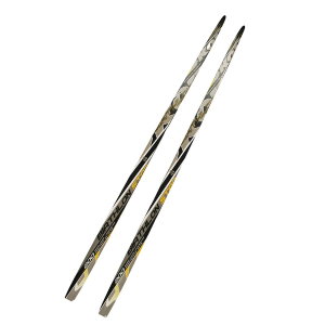 Пластиковые лыжи STC.
С насечкой.
В лыжах применяется отлично зарекомендовавшая себя технология ABS Cap.
Это покрытие, которое делает лыжи очень прочными и устойчивыми к торсионному воздействию (скручивание).
По сравнению с конструкцией «сэндвич», ког