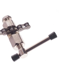 Выжимка цепи KL-9724C для 3-7 скор. цепей/230108. Выжимка — необходимый инструмент для велосипедиста. Она не займёт много места в вашей велоаптечке, а пригодиться может не раз. Приспособление позволит снять и заменить цепь либо уменьшить количество звенье