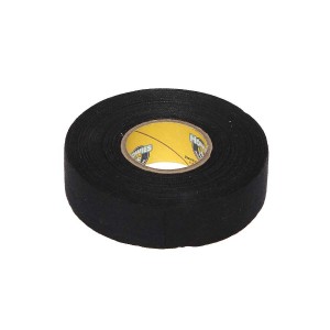 Лента хоккейная для крюка Howies 24ммх22м черная.
Лента для обмотки хоккейных клюшек имеет высокую устойчивость к механическим воздействиям. Изготовлена из тканного материала высокого качества. С одной стороны нанесен клеящий слой, что позволяет быстро и 
