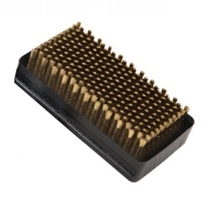 Щётка бронзовая VAUHTI. Качественная щетка для обработки скользящей поверхности лыж VAUHTI с металлической щетиной, имеет практичную прямоугольную форму и удобно сидит в руке во время использования. Особенности: Пазы на боковых гранях обеспечивают более н