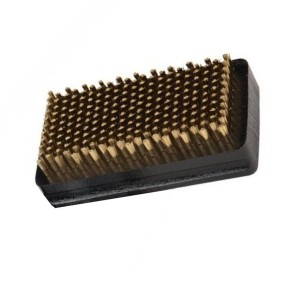 Щётка бронзовая VAUHTI. Качественная щетка для обработки скользящей поверхности лыж VAUHTI с металлической щетиной, имеет практичную прямоугольную форму и удобно сидит в руке во время использования. Особенности: Пазы на боковых гранях обеспечивают более н