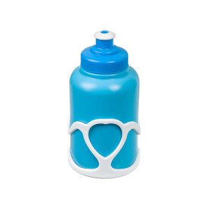 Детская пластиковая фляжка STG продается в комплекте с удобным флягодержателем. 

Держатель крепится на руль велосипеда с помощью удобного хомута. 
Бутылочка имеет специальный клапан, который открывается ртом. 

Материал изготовления: гипоаллергенный пище