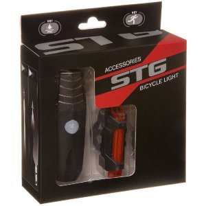Комплект фонарей STG, которого будет вполне достаточно, чтобы безопасно кататься в темное время суток. Крепятся к рулю и подседельному штырю при помощи регулируемого хомута. Передний фонарь имеет мощность 300 люмен и емкость аккумулятора 1200mAH, задний -