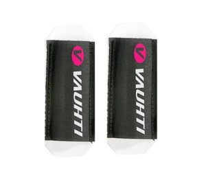 Связки для лыж VAUHTI EV-130-01511.
Удобный и практичный держатель для одной пары беговых лыж изготовлен из прочного материала с надежной застежкой липучкой велкро.
Связки для лыж VAUHTI имеют вставку из пористого материала перополиэтилена, который обес