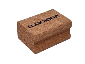 Пробка натуральная VUOKATTI для лыж и сноубордов.
Пробка-растирка натуральная. Эргономическая форма с пазами для пальцев, обеспечивает прочную фиксацию в руке, что обеспечивает дополнительное удобство во время работы. Пробка применяется для нанесения сма