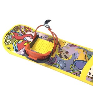 Доска сноуборда детского, подросткового с универсальным креплением сделана из морозостойкого композиционного материала и выдерживает динамические нагрузки.
Нога ребенка к доске для сноубординга надёжно крепится при помощи крепления, аналогично как на взр