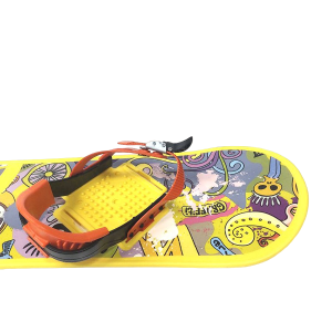 Доска сноуборда детского, подросткового с универсальным креплением сделана из морозостойкого композиционного материала и выдерживает динамические нагрузки.
Нога ребенка к доске для сноубординга надёжно крепится при помощи крепления, аналогично как на взр