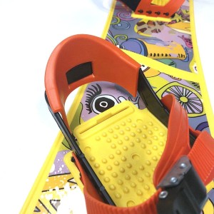 Доска сноуборда детского, подросткового с универсальным креплением сделана из морозостойкого композиционного материала и выдерживает динамические нагрузки.
Нога ребенка к доске для сноубординга надёжно крепится при помощи крепления, аналогично как на взр